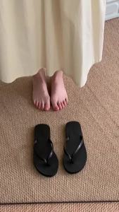 [Free Shipping] Kwvr Flat-Soled Flip-Flops Suitable For Summer Wear Durable Beach-Friendly And Designed For Both Men And Women A Fashionable And Versatile Choice For Couples
