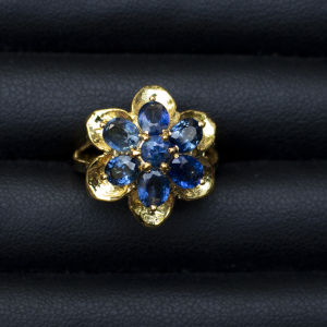 แหวนไพลินจันทบุรี บ่อบางกะจะ( BLUE SAPPHIRE )ทรงดอกแก้ว ตัวเรือนเงินแท้92.5%ชุบทองคำ พลอยสีน้ำเงิน ไซส์ 53/ 6.5 US