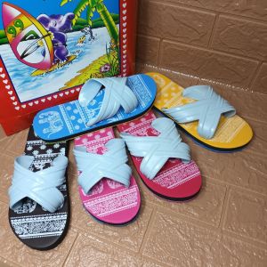 รองเท้าแตะสวมผู้หญิง หูไขว้สีขาว  พื้นคละสีคละลาย