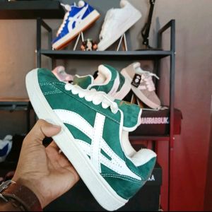 Sepatu sneakers model gemuk bahan suede cocok untuk pria wanita warna hitam putih biru hijau Casual Shoes