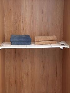 แผ่นกั้นชั้นในตู้เสื้อผ้า แผงกั้นตู้แบบยืดหดได้ ชั้นเก็บของใต้ตู้ อุปกรณ์จัดเก็บชั้นใน [ จัดส่งฟรี ]