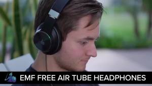 หูฟังแบบครอบหู DefenderShield แบบท่ออากาศ ปราศจาก E M F – การออกแบบแบบมีสายเพื่อลดการสัมผัสสัญญาณไร้สาย – ไมโครโฟนในตัวและการควบคุมเสียง – หูฟังแบบท่ออากาศพับได้ ปราศจาก E M F พร้อมกระเป๋าเดินทาง