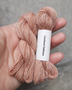 ฝ้ายปักผ้า ฝ้าย 100% ย้อมสีธรรมชาติ ย้อมจากครั่ง ใบมะม่วง รากยอ ขมิ้น สะแกนา ฯลฯ ด้ายเนื้อนุ่ม ขนาดเส้นประมาณ 0.5 มิล ขนาดไจละ 50 เมตร