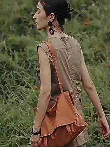 Qiu Zhi vegetable-tanned sheepskin messenger bag relaxed fit large capacity suitable for commuting vintage style genuine leather shoulder bag crossbody bag womens bag