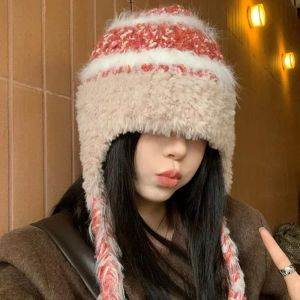 MOLISAN หมวกกันหนาว winter hat หมวกอุ่น การออกแบบใหม่ หมวกลายขวาง Y2k เกาหลีแบบเกาหลี ตุ๊กตาผ้าพลัฌ หมวกป้องกันหู แฟชั่นสำหรับผู้หญิง หนาขึ้น หมวกบีนนี่กันลม สาวๆ
