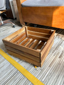 Chậu trồng cây vuông có báđồnh xe hoặc đựng