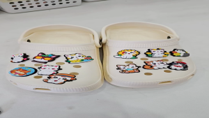 Charm jibbitz sticker 2D gắn dép cross mẫu C57 mèo