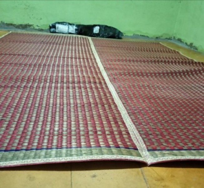 Tikar%20lipat%20mendong%20tradisional%2075%20(150x200cm)%20tikar%20tenun%20mendong%20khas%20tasikmalaya%20kuat%20tebal%20murah%20-%20Image%207