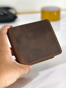 กระเป๋าสตางค์หนังแท้ทั้งใบ  รุ่นใหม่อัพเกรด รุ่นยอดนิยม แบบพับสองทบสุดเท่  มีความแข็งแรง ทนทาน สีน้ำตาลคอฟฟี่ ขนาดกะทัดรัด 7K-6K