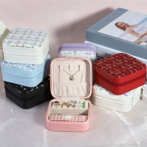 CAEXE สองชั้น ถุงบรรจุเครื่องประดับ หนังพียู หัวเข็มขัดรูปดอกไม้ ที่วางแสดงเครื่องประดับ แบบพกพาได้ สร้อยคอกำไลข้อมือ กล่องใส่แหวน การเดินทางการเดินทาง
