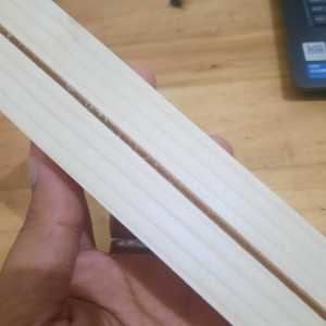 Stand Kayu Dudukan Akrilik Photo Jati Belanda Panjang 20 cm Cocok Untuk Daftar Harga dan Nomer Meja