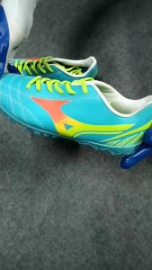Giày đá bóng sân cỏ nhân tạo Mizuno Việt phối màu
