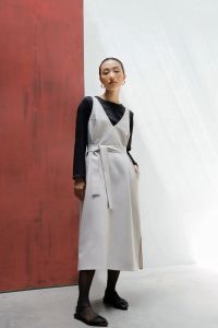 Chicka Chicka - Đầm cotton sợi suông không tay cổ V xẻ tà màu xám nhạt