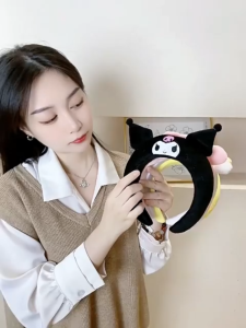 Gelang Kepala Kanak Kanak Comel Sanrio Melodi Cinnamoroll Lebar Lembut Tidak Menekan Kepala Aksesori Basuh Muka Sanrio Kuromi Melody Face Wash Girl Hairband Plush Wide Brim Cute Headband Cinnamoroll 儿童三丽鸥美乐蒂玉桂狗洗脸女孩发箍毛绒宽边不勒头可爱头箍 H341
