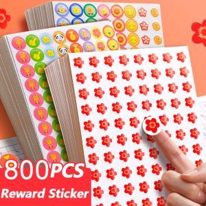 LEIFNYDI สิ่งจูงใจที่ดี กลมกลมๆ เล็กๆน้อยๆ ชุดเดรส ตกแต่งสมุดติดรูป อุปกรณ์การเรียนสำหรับโรงเรียน แผนภูมิพฤติกรรม นักเรียนครู ฉลากป้ายกำกับ เครื่องเขียนสติ๊กเกอร์สติ๊กเกอร์ สติกเกอร์ติดนิ้วโป้ง สติ๊กเกอร์สรรเสริญบุญ สติกเกอร์รางวัลรางวัล