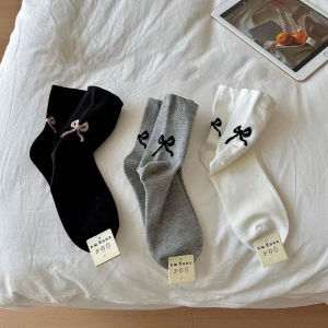 DONOTTAGES【จัดส่งด่วนสุดจากกรุงเทพ! 】ถุงเท้าโบว์ผู้หญิงสีทึบสีดำสีขาวและสีเทาถุงเท้า JK ถุงเท้าโลลิต้าถุงเท้าลำลองน่ารักนุ่มระบายอากาศได้ดีดูดซับเหงื่อและอเนกประสงค์เหมาะสำหรับสไตล์และโอกาสต่างๆ