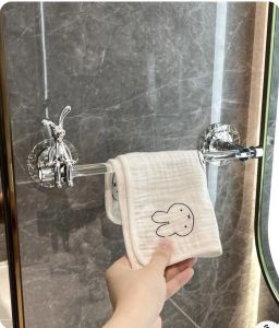 Giá Treo Khăn Tắm Acrylic Gắn Tường Sang Trọng Tặng Thỏ Trang Trí