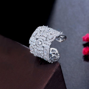 เลื่อมหรูหราสีเหลืองทองเงินชุบผู้หญิงแหวนประดับงานแต่งงานปูเต็มประกายคริสตัลเพทายสีขาวกลวงออกข้อมือเปิดปรับได้แหวนหมั้นกว้าง SR081