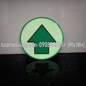 Biển dạ quang hình tròn mũi tên chỉ dẫn lối thoát hiểm exit
