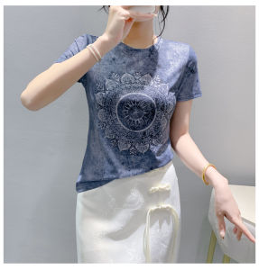 Dazzlin 2024 ฤดูร้อนใหม่แฟชั่นพิมพ์ตำแหน่งแขนสั้น T เสื้อตัวในเสื้อเข้ารูปผู้หญิง