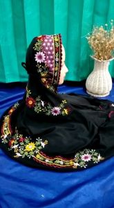 Mukena Terusan Dewasa Polino Warna Hitam Bordir Bunga Daisy Cantik