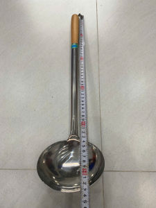 Vá xào cán gỗ chuyên dùng cho bếp công nghiệp Số 12 (15x53cm)