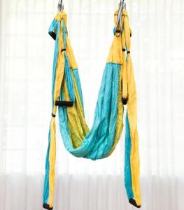 กระเป๋าถือ 2.5*1.5M เปลญวณโยคะการเหวี่ยง ฟรี 2 Pcs Daisy Chain 4 Pcs ล็อค เพื่อการบินโหนกลางอากาศ Home Gym