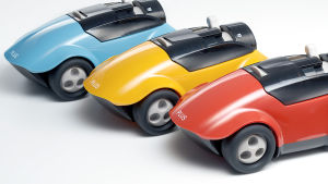 【知育文具：好奇心就是成长的原动力】PLUS JAPAN : Sports Car Front And Rear Sliding Pencil Sharpener Machine /日本普乐士赛车削笔器(前后推动小车即可削铅笔) / プラス 鉛筆削り ハシレ! エンピツケズリ! レッド/ブルー/イエロー