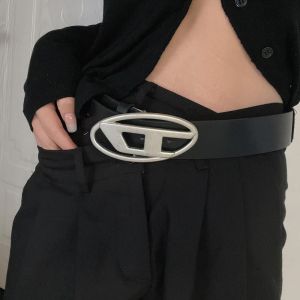 CC SP สง่างามเรียบหรู สำหรับกางเกงยีนส์ เหมาะกับการแต่งตัวทุกสไตล์ ตัวอักษร D หัวเข็มขัดโลหะโลหะ การตกแต่งกางเกง บางและบาง เข็มขัดเอวเกาหลี เข็มขัดเอวผู้ชาย ตกแต่งชุดเดรส สายคาดเอวผู้หญิง