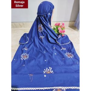 Mukena Terusan Remaja Tanggung Katun Mikro Kain Dasar Warna Navy Motif Bordir Bunga Tabur Seribu Bunga Merak