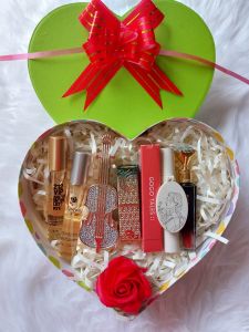 [HCM] Hộp Quà Tặng Hình Tim Cực Sang Làm Quà Tặng Bạn Gái Hoặc Người Thân 7 Món Gồm Son Kem NOVO+2 Chai Nước Hoa +Son Thỏi Linnsz+ Son Kem Gogo+Son Kem Maffick+Son kem Cây Đàn +Hoa Hồng .