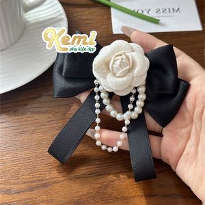 Trâm cài áo hình nơ phối hoa trà đính dây chuỗi ngọc sang trọng có ghim pin cài