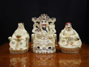 Tượng Thần Tiền Phát Ngà Chữ Việt Bát Tràng Cao Cấp – Vật Phẩm Chiêu Tài Hút Lộc Sang Trọng Bền Đẹp