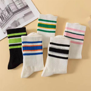 สีลูกกวาดถุงเท้าลายสำหรับผู้หญิงถนนฮิปฮอปสเก็ตบอร์ดลายกลางหลอดถุงเท้าผ้าฝ้ายระบายอากาศกีฬาแข่งขี่จักรยานถุงเท้า