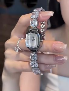 High-end Rhinestone Bracelet Womens Watch Light Luxury Niche Ice Cube Fashion Womens Sugar Cube Quartz Watch