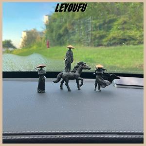 LEYOUFU อุปกรณ์ตกแต่งภายในรถตุ๊กตา jianghu Knight จอคอมพิวเตอร์เครื่องประดับย้อนยุคอัศวินกลางคอนโซลรถดาบ