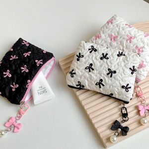 KINTHAZER จี้รูปโบว์ กระเป๋าเครื่องสำอางติดโบว์ สไตล์เกาหลีแบบ ความจุขนาดใหญ่ขึ้น กระเป๋าใส่เหรียญ แบบพกพาได้ ซิปมีซิป กระเป๋าแต่งหน้าแกนดำ สาวๆ