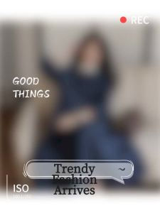 Đầm denim midi nữ bộ sưu tập thu đông 2026 kiểu dáng mới cổ tròn tay dài eo cao màu xanh đậm có thể mặc nhiều lớp phong cách thanh lịch.