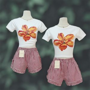 ชุดเซ็ท 2 ชิ้น กางเกงขาสั้นสก๊อตแดง ชุดเซ็ทเสื้อยืดลายดอกไม้สีขาว น่ารักๆ กางเกงสก๊อต แนวคาเฟ่ ป้าย G-ROSE (G003).