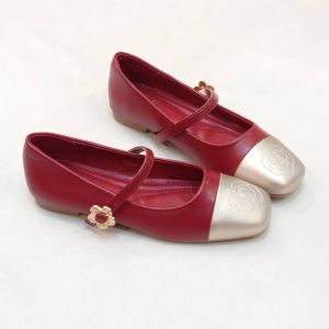 น่ารักไปไหมกับรองเท้าแมรรี่เจน ประดับด้วยเข็มขัดดอกไม้สีทอง วัสดุเป็นพื้นยาง ไม่ลื่น Mary Janes