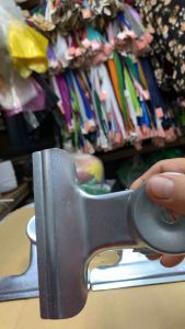 Kẹp vải nằm cỡ lớn bề ngang kẹp 12cm đơn giá bán 1 cái