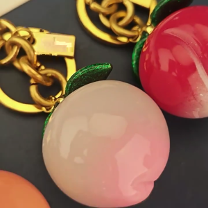 Cute Peach Shaped Keychain Alloy Resin Key Ring Accessory Decorative Bag Hanging Decoration Gift for Women Girls