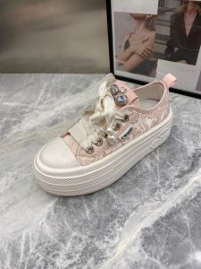 Giày thể thao trắng thêu Trung Quốc giá khuyến mãi cho phụ nữ 2024 Giày thể thao đế dày đính đá mũi tròn tăng chiều cao mùa xuân mới