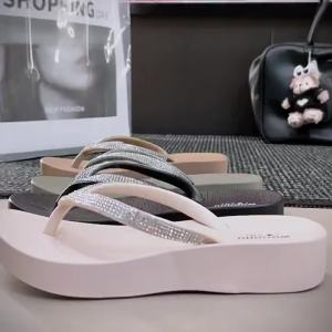 [Free Shipping] New Womens Mid-Heel Flip-Flops with Sparkling Rhinestones Fashionable Wedge Heel Non-Slip Womens Sandals Water-Resistant Thick-Soled Womens Slippers.