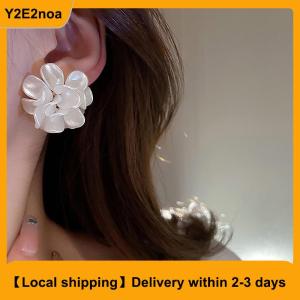 【Local shipping】 White Acrylic Flower Earrings For Women Romantic Party Wedding Earrings Simple Fashion Stud Earrings Jewelry Girls Gift
