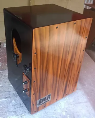 STANDARD CAJON WITH ADJUSTABLE SOUNDOLE ADJUSTABLE SNARE WITH BUILT-IN PICKUP