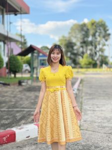 V22 เดรสผ้าทอ สีเหลืองทูโทน แต่งโบว์คาดเอว  แขนตุ๊กตา  กระโปรงบานแปดชิ้นลายสิริวชิราภรณ์ เรียบร้อยน่ารัก