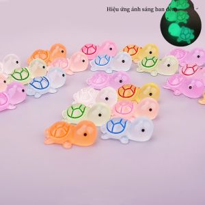 Movi Katie อุปกรณ์กระเป๋า ขนาดเล็กลายการ์ตูนน่ารักเต่าน้อยเรืองแสงของเล่นเรืองแสงใหม่สำหรับเด็กตกแต่งตั้งโต๊ะงานฝีมือทำมือเต่าจิ๋วเรืองแสง (1 ชิ้น) สุ่มสี ตุ๊กตาแต่งสวน ตุ๊กตาจิ๋ว