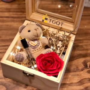 Hộp quà gỗ cao cấp kèm phụ kiện xinh xắn - phù hợp đựng mỹ phẩm nước hoa trang sức và nhiều món quà - kèm hoa khô và đèn led