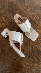 TANGO รองเท้าแฟชั่นสตรีรุ่น FELINE รองเท้าหนังแท้สี nude เหลือบมุก ส้นมุก 2 นิ้ว